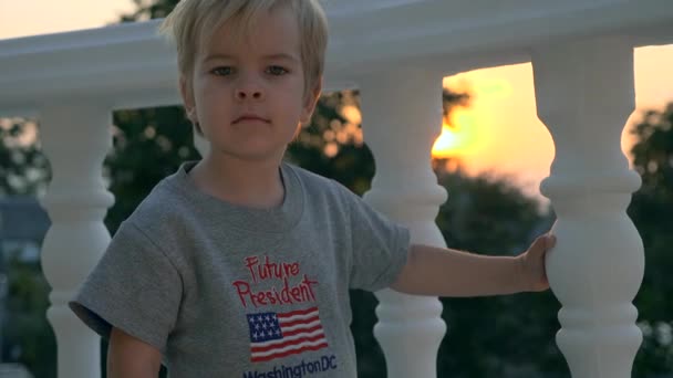 Little Boy Waving Hands Copil Îmbrăcat Tricou Viitorul Președinte Semnelor — Videoclip de stoc