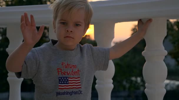 Kleine Jongen Zwaaiende Handen Kind Gekleed Shirt Met Sign Future — Stockvideo
