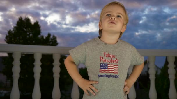 Ernsthaftes Nachdenken Kind Shirt Mit Sign Future President Und Amerikanischer — Stockvideo