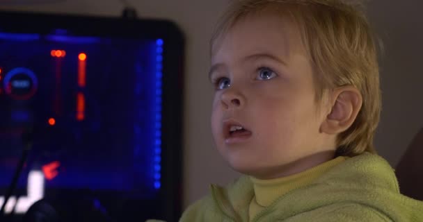 Cute Little Boy Relojes Con Emoción Videos Pantalla Del Monitor — Vídeo de stock