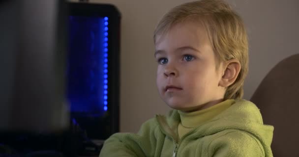 Bonito Little Boy Relógios Com Vídeos Emoção Tela Monitor Computador — Vídeo de Stock