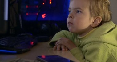 Yorgun Çocuk Kafasını Masaya Uzattı. Oyun Bilgisayarının Yakınında Dinleniyor