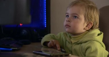 Gerçek Çocuk Gerçek Duyguları. Tatlı Çocuk Bilgisayar Ekranında Video İzlerken Doğal Yüz İfadeleri