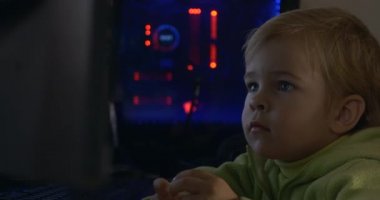 Gerçek Çocuk Gerçek Duyguları. Tatlı Çocuk Bilgisayar Ekranında Video İzlerken Doğal Yüz İfadeleri