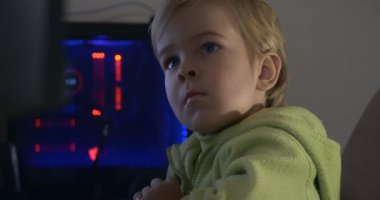 Gerçek Çocuk Gerçek Duyguları. Tatlı Çocuk Bilgisayar Ekranında Video İzlerken Doğal Yüz İfadeleri