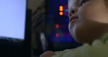 Yorgun Çocuk Kafasını Masaya Uzattı. Oyun Bilgisayarının Yakınında Dinleniyor