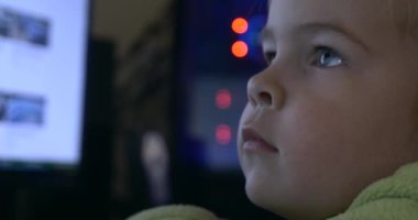 Şirin Çocuk internette bilgisayar sörfü yapıyor. Mavi Gözlerde Ekran Yansımasını İzle