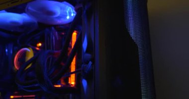 Led Lighting ile Modern Bilgisayarın İçinde - İşlemci İşlemcisinde Verimli Sıvı Soğutma Kaydırma Kaydırma Çekimi
