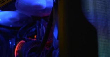 Led Lighting ile Modern Bilgisayarın İçinde - İşlemci İşlemcisinde Verimli Sıvı Soğutma Kaydırma Kaydırma Çekimi