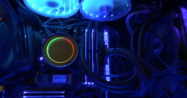 Led Lighting ile Modern Bilgisayarın İçinde - İşlemci İşlemcisinde Verimli Sıvı Soğutma Kaydırma Kaydırma Çekimi