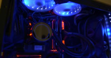 Led Lighting ile Modern Bilgisayarın İçinde - İşlemci İşlemcisinde Verimli Sıvı Soğutma Kaydırma Kaydırma Çekimi
