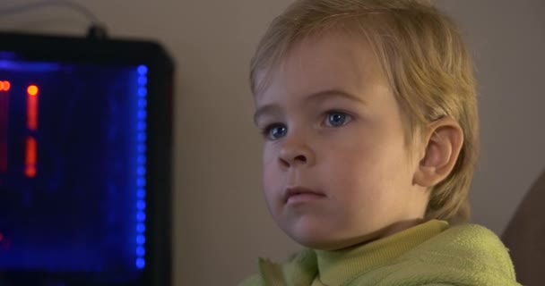 Niño Lindo Está Utilizando Internet Navegación Por Computadora Monitor Reflexión — Vídeo de stock