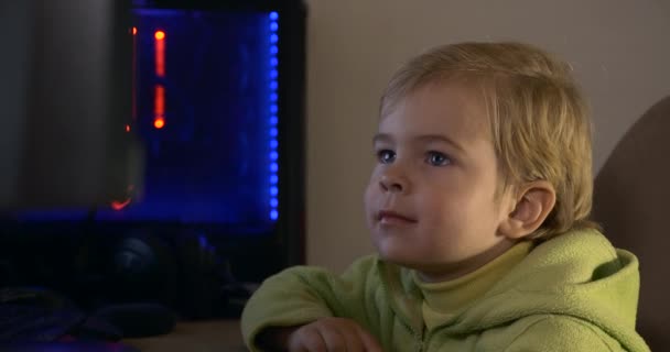 자녀의 Natural Face Expressions While Cute Little Boy Watches Videos — 비디오