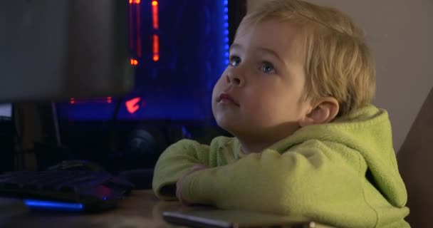 真正的孩子真实的情感 计算机监控屏幕上可爱的小男孩观看视频时的自然面部表情 — 图库视频影像