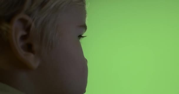 Little Boy Watching Green Screen Monit Media Video Игра Компьютерные — стоковое видео