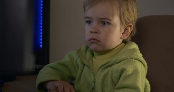 Skutečné Dětské Opravdové Emoce Přírodní Výraz Obličeje Zatímco Roztomilý Chlapec — Stock video