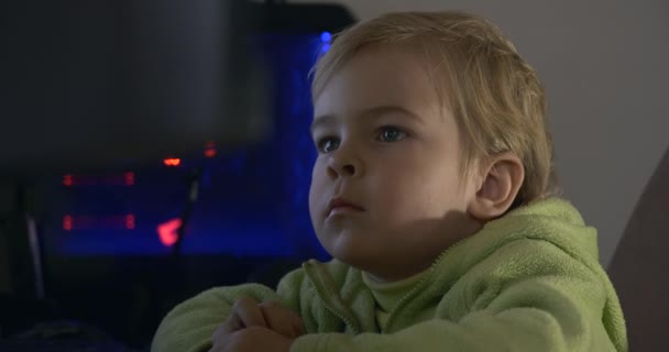 자녀의 Natural Face Expressions While Cute Little Boy Watches Videos — 비디오