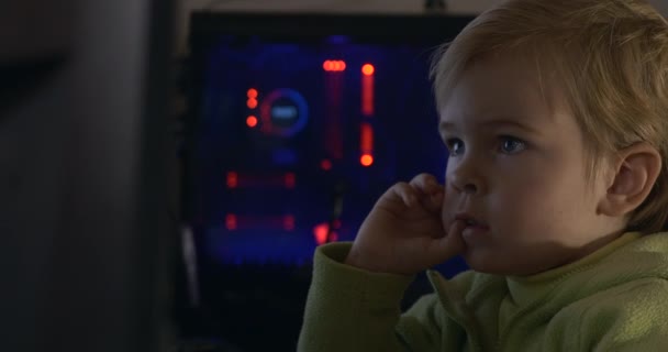 Wahre Kindliche Emotionen Natürliche Gesichtsausdrücke Während Der Süße Kleine Junge — Stockvideo