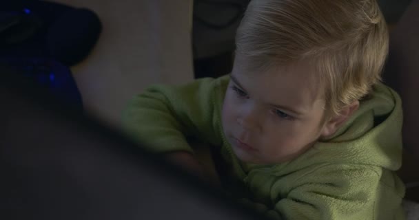 Niño Lindo Está Utilizando Internet Navegación Por Computadora Monitor Reflexión — Vídeos de Stock