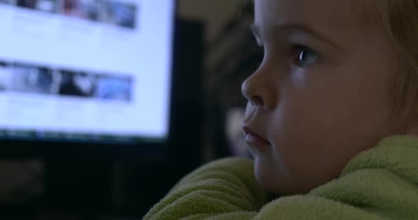 Emoções Verdadeiras Criança Real Expressões Faciais Naturais Enquanto Menino Bonito — Vídeo de Stock