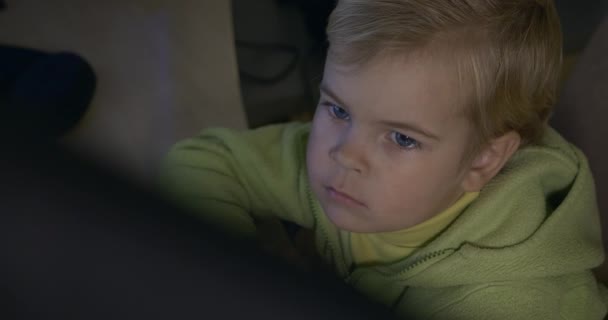 Серьезный Мальчик Смотрит Видео Настольном Компьютере Монитор — стоковое видео