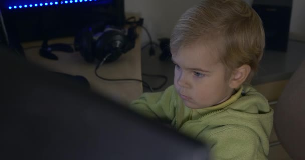 Seriózní Little Boy Sleduje Video Monitoru Stolního Počítače — Stock video
