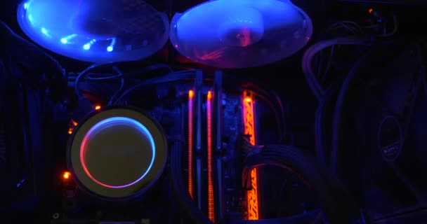 Macro Focus Accedere Computer Moderno Con Illuminazione Led Raffreddamento Liquido — Video Stock