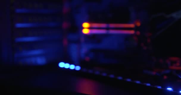 現代のコンピュータ内のスライダードリーショットLed照明ストリップ 背景マザーボードコンポーネント — ストック動画