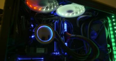 Led Lighting ile Modern Bilgisayarın İçinde - İşlemci İşlemcisinde Verimli Sıvı Soğutma Kaydırma Kaydırma Çekimi
