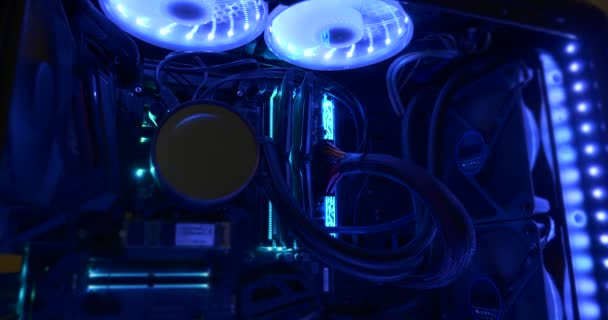 Led照明付き現代のコンピュータの内部 プロセッサCpu上の効率的な液体冷却マザーボードスライダードリーショット — ストック動画