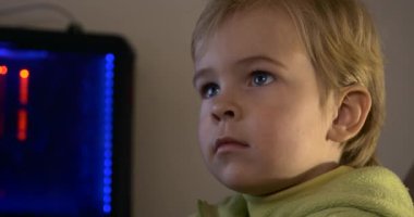 Şirin Çocuk internette bilgisayar sörfü yapıyor. Mavi Gözlerde Ekran Yansımasını İzle