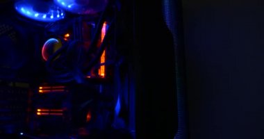 Led Lighting ile Modern Bilgisayarın İçinde - İşlemci İşlemcisinde Verimli Sıvı Soğutma Kaydırma Kaydırma Çekimi