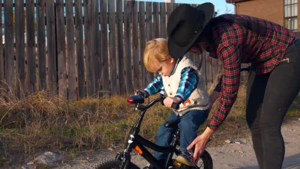 Mãe Ensino Filho Para Montar Crianças Bicicleta Primeira Vez Campo — Vídeo de Stock