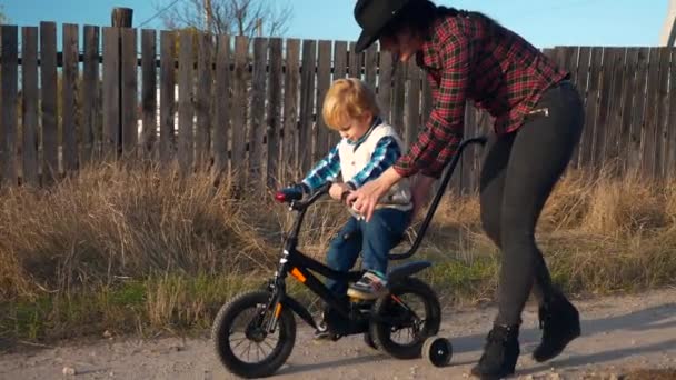 Madre Insegnamento Figlio Andare Bicicletta Bambini Prima Volta Sulla Campagna — Video Stock