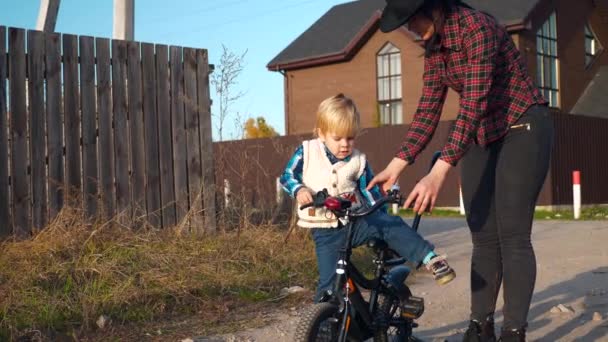 Μητέρα Διδασκαλία Γιος Οδηγούν Παιδιά Ποδήλατο Για Πρώτη Φορά Στην — Αρχείο Βίντεο