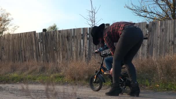 Madre Enseñando Hijo Montar Niños Bicicleta Primera Vez Campo Rural — Vídeos de Stock