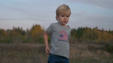 Tişörtünde Geleceğin Başkanı yazan Ciddi Çocuk Düşünüyor