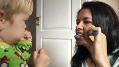 Anne ve Oğul Diş Fırçası Sabah Uyuduktan sonra Tuvalette. 2x Ağır çekim - 60FPS
