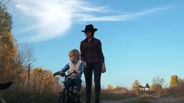 Niño Miedo Perro Camino Rural Escena Otoño Campo Movimiento Lento — Vídeos de Stock