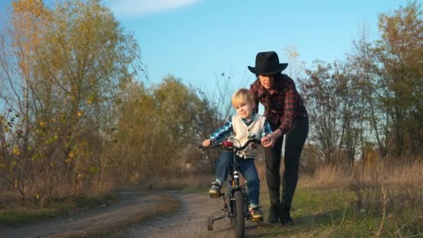 Madre Insegnamento Figlio Andare Bicicletta Bambini Prima Volta Sulla Campagna — Video Stock