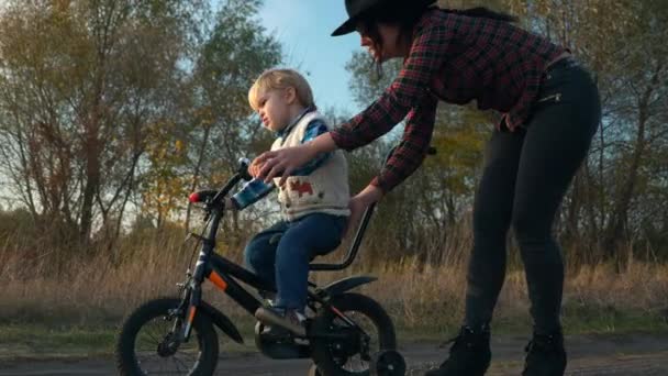 Madre Enseñando Hijo Montar Niños Bicicleta Primera Vez Campo Rural — Vídeos de Stock