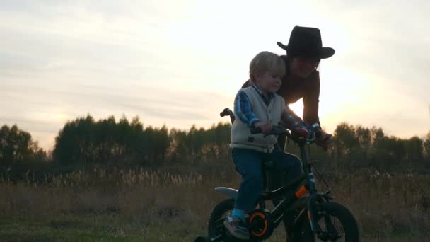 Madre Enseñando Hijo Montar Niños Bicicleta Primera Vez Campo Rural — Vídeos de Stock