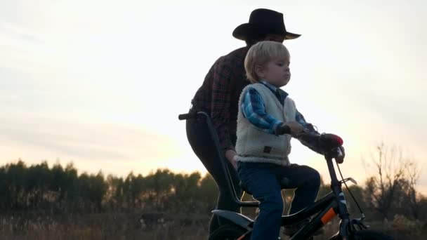 Mãe Ensino Filho Para Montar Crianças Bicicleta Primeira Vez Campo — Vídeo de Stock