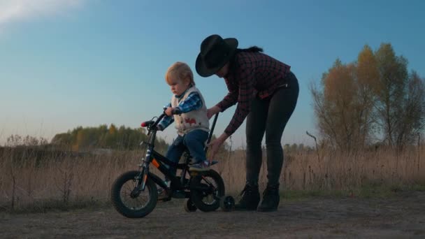 Mãe Ensino Filho Para Montar Crianças Bicicleta Primeira Vez Campo — Vídeo de Stock