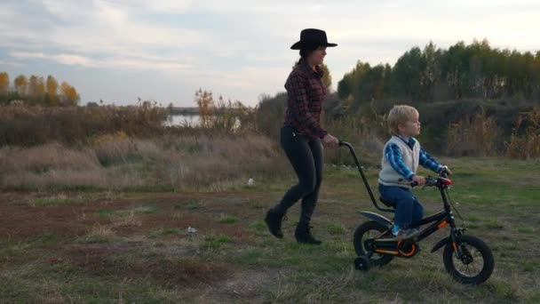 Mor Och Son Vandring Cykel Nära Floden Barn Upptäcker World — Stockvideo