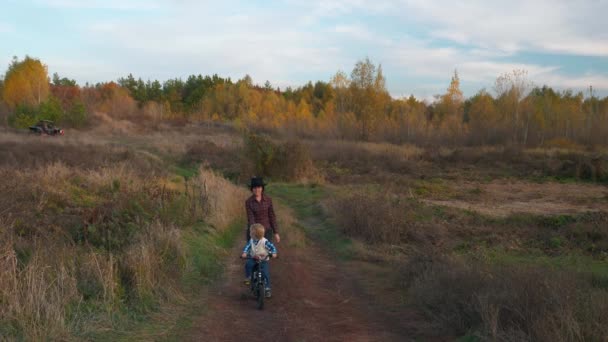 Mor Och Son Vandring Cykel Nära Floden Barn Upptäcker World — Stockvideo