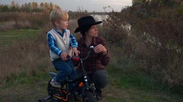 Madre Hijo Senderismo Bicicleta Cerca Del Río Child Discovers World — Vídeos de Stock