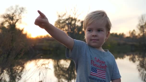 Jongen Met Uithangbord Future President Shirt Pointing Finger Sky Landelijke — Stockvideo