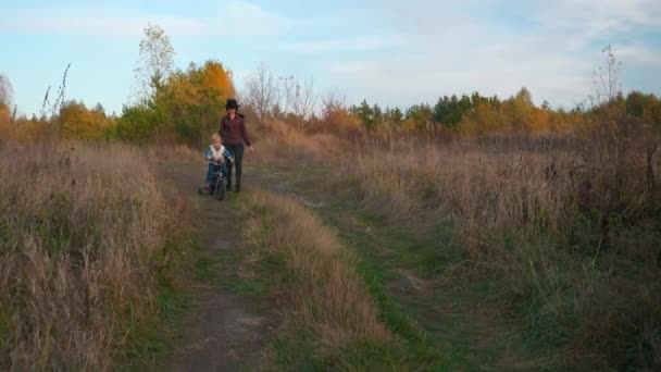 Mutter Und Sohn Wandern Mit Dem Fahrrad Der Nähe Des — Stockvideo