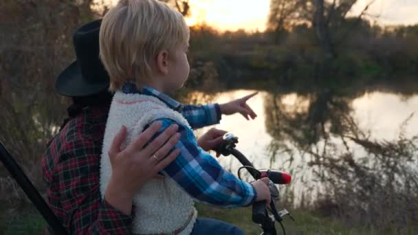 Мать Сын Пешие Прогулки Велосипеде Реки Ребенок Открывает Себя Мир — стоковое видео